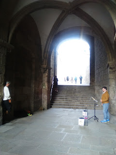 Tenor en el Pasadizo de Gelmirez en Santiago de Compostela