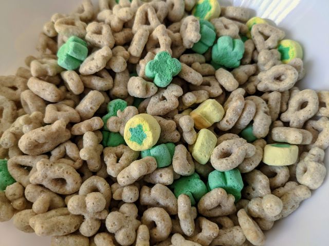 aventuras Acostumbrarse a O A Look at "Turn Milk Green" Lucky Charms Cereal | Brand Eating