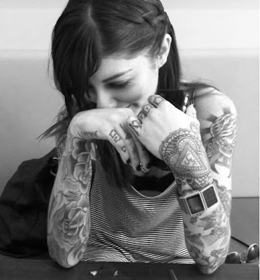 Dziewczyna z wieloma tatuażami, które pasują do jej urody