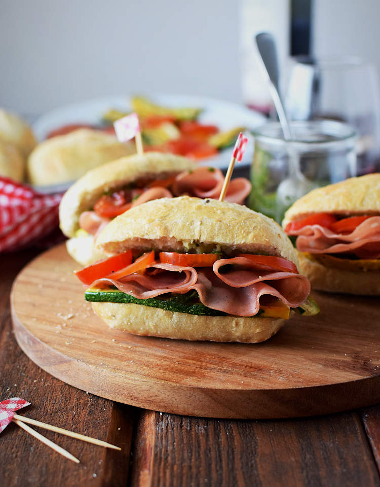 Sandwich de mortadela italiana con tomates y calabacín asado