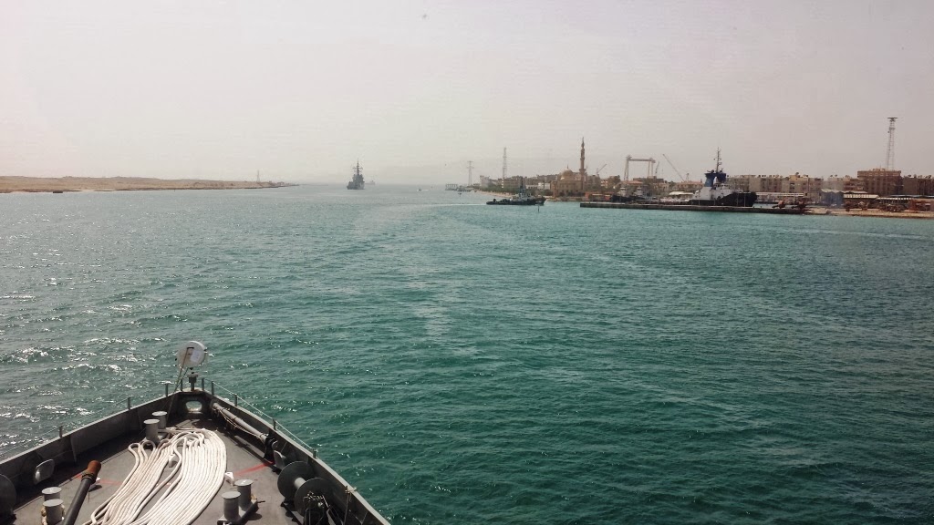 El patrullero “Relámpago” y la fragata “Cristóbal Colón” cruzan el Canal de Suez.
