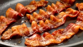 Tocino de cerdo o chancho Tocino cocinándose en sartén