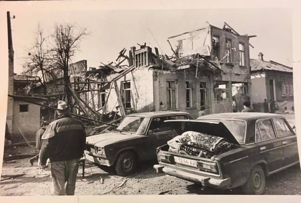 Сухумские дома, разбомбленные российской авиацией в апреле 1993 года