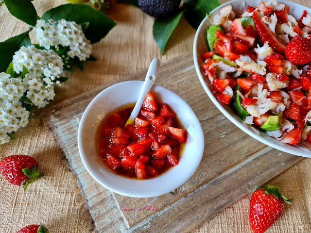 Ensalada de aguacate, fresones y langostinos