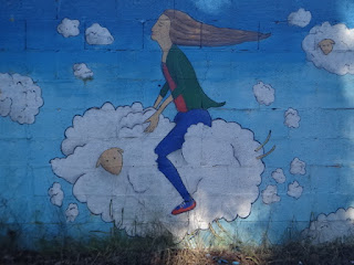 Grafitti de mujer en una nube liberándose del dolor