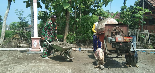 Kodim Sragen - Kebersamaan Babinsa Plosorejo Kerja Bakti Buat Talud