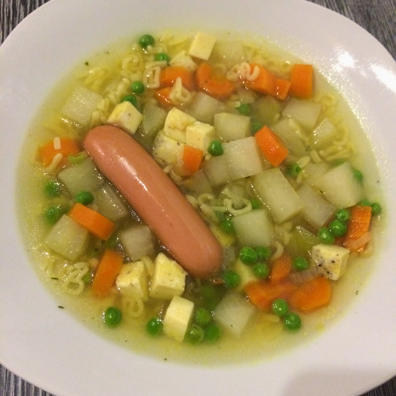 Handarbeit, Kochen und Co.: Nudel-Gemüsesuppe mit Würstchen