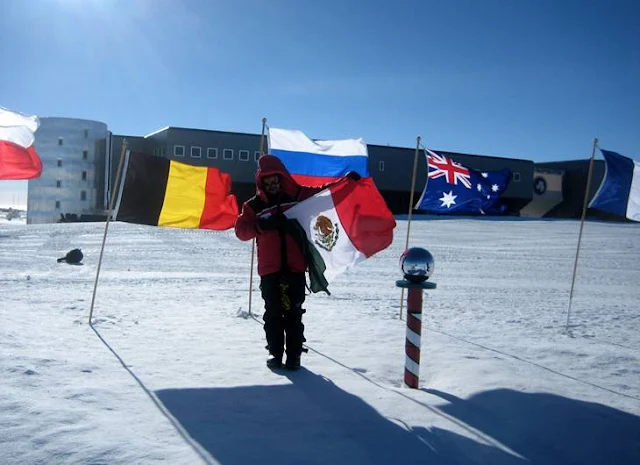 Bandeiras e globo de metal supostamente na Antártida