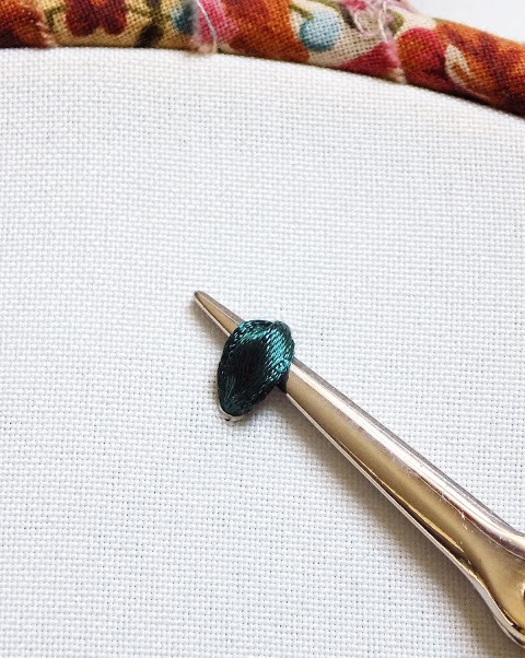 Có thể nâng mũi thêu lên một chút để tăng độ dày