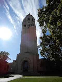 スタンフォード大学のHoover Tower外観