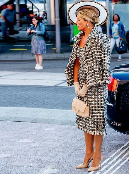 Queen Maxima wore a cotton and wool blend tweed dress and jacket from Oscar de la Renta, pearl drop earrings