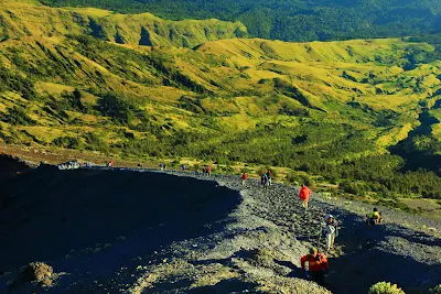 Ketinggian 3000 meter Plawangan Sembalun menuju puncak 3726 meter Gunung Rinjani