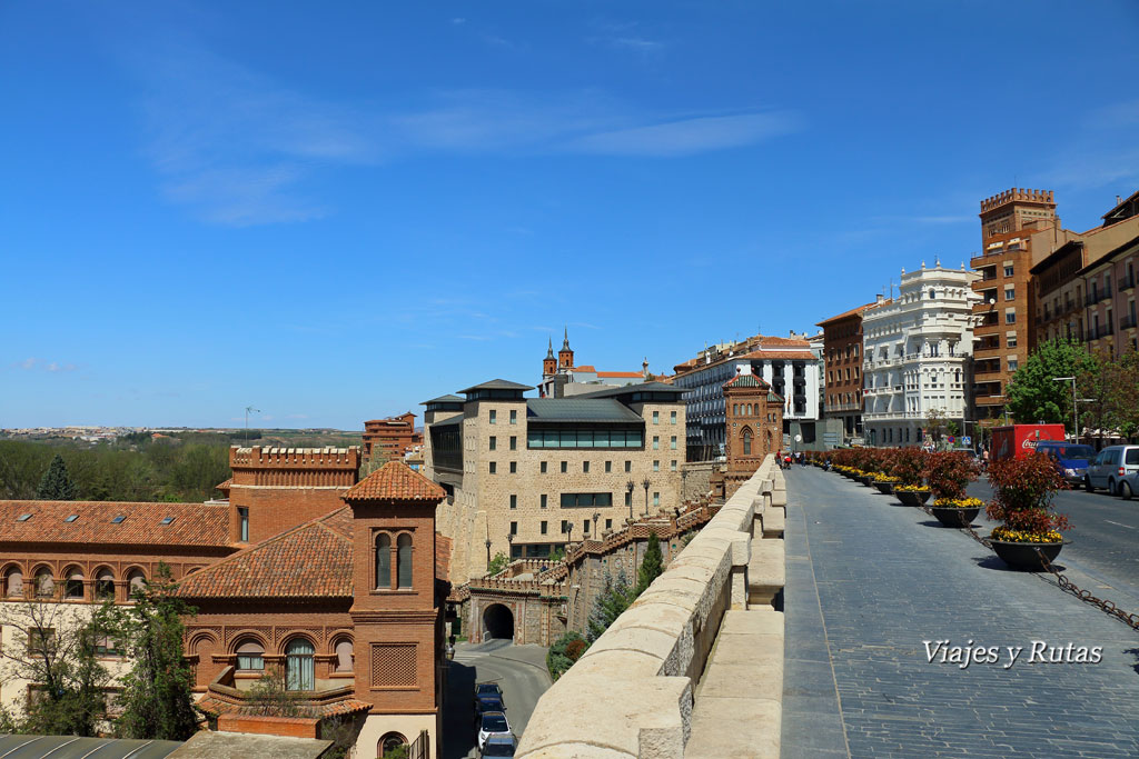 Zona alta de la escalinata neo mudéjar de Teruel