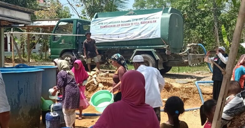 Bersama FPI Bangkalan, FPI Surabaya Bagikan Air Bersih ...