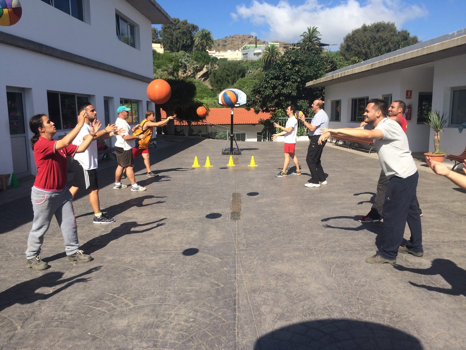 Educación Física iniciación al baloncesto Centro Ocupacional Civitas