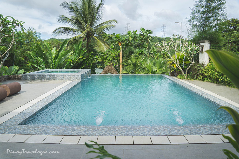 Piscine à débordement