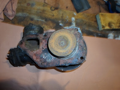 vue intérieur pompe à eau vue intérieur pompe à eau Peugeot 203