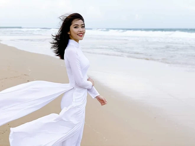 Nguyễn Nhị Lan Nhi không phải gương mặt xa lạ với giới trẻ. Cô từng là Hoa khôi Đại học Khoa học Xã hội và Nhân văn. Nguyễn Nhị Lan Nhi không phải gương mặt xa lạ với giới trẻ. Cô từng là Hoa khôi Đại học Khoa học Xã hội và Nhân văn.