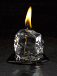 Uma vela acesa
