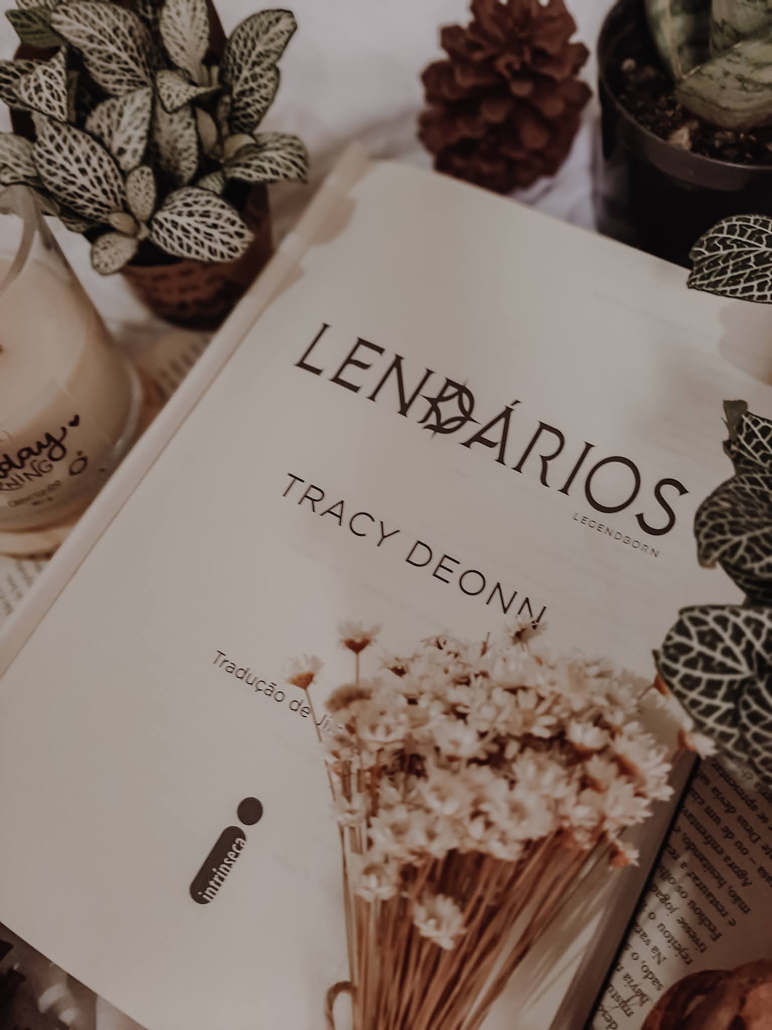 Lendários, de Tracy Deonn, chega em julho ao Brasil - Editora