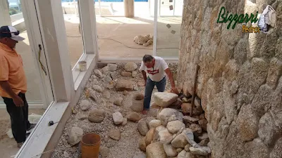 Dia 19 de setembro de 2016, Bizzarri trabalhando na construção da cascata de pedra, com pedra de rio, no lago das carpas com pedra do rio e pedregulho do rio em jardim de inverno na sala de estar da casa em condomínio em Atibaia-SP, com as paredes revestidas com pedra moledo.