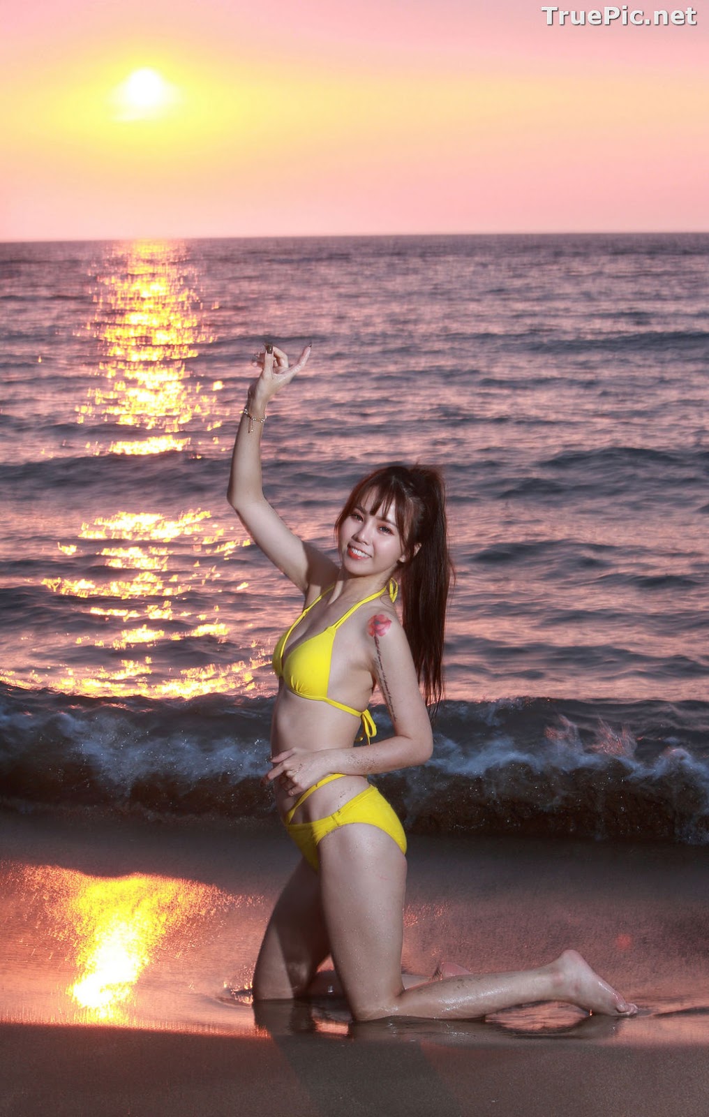 Image Taiwanese Beautiful Model - Debby Chiu - Yellow Sexy Bikini - TruePic.net - Picture-47