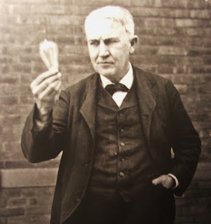 Biografi Thomas Alva Edison Biografi Thomas Alva Edison Thomas Alva Edison dilahirkan di Milan, Ohio pada tanggal 11 Februari 1847. Tahun 1954 orangtuanya pindah ke Port Huron, Michigan. Edison pun tumbuh besar di sana. Sewaktu kecil Edison hanya sempat mengikuti sekolah selama 3 bulan. Edison kecil Edison selalu mendapat nilai buruk di sekolahnya sehingga akhirnya Ibunya memutuskan untuk mengajar sendiri Edisondi rumah. Kebetulan ibunya berprofesi sebagai guru. Meskipun tidak sekolah, Edison kecil menunjukkan sifat ingin tahu yang mendalam dan selalu ingin mencoba. Sebelum mencapai usia sekolah dia sudah membedah hewan-hewan, bukan untuk menyiksa hewan-hewan tersebut, tetapi murni didorong oleh rasa ingin tahunya yang besar. Pada usia sebelas tahun Edison membangun laboratorium kimia sederhana di ruang bawah tanah rumah ayahnya. Setahun kemudian dia berhasil membuat sebuah telegraf yang meskipun bentuknya primitif tetapi bisa berfungsi. Tentu saja percobaan-percobaan yang dilakukannya membutuhkan biaya yang lumayan besar. Untuk itu, pada usia dua belas tahun Edison bekerja sebagai penjual koran dan permen di atas kereta api yang beroperasi antara kota Port Huron dan Detroit. Agar waktu senggangnya di kereta api tidak terbuang percuma Edison meminta ijin kepada pihak perusahaan kereta api untuk membuat laboratorium kecil di salah satu gerbong