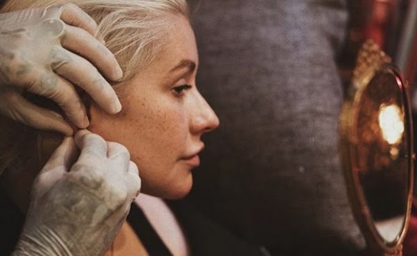 Christina Aguilera presume su nuevo piercing