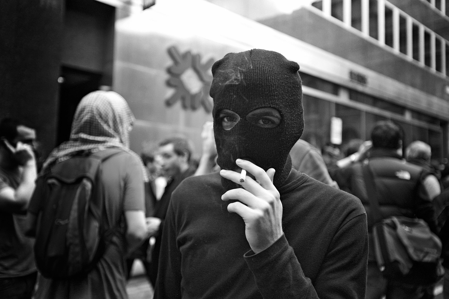 Черные группы в вк. Пацан в маске. Человек в маске с сигаретой. Пацанская ава. Андеграунд чел в маске.