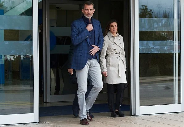 Queen Letizia wore HUGO BOSS Heylen Trousers and Hugo Boss trench coat. Letizia carried Hugo Boss Shoulder bags, Hugo shoes