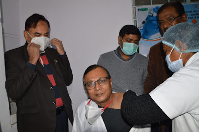 डीडीसी व एडीएम ने लिया कोविड का टीका, AnjNewsMedia
