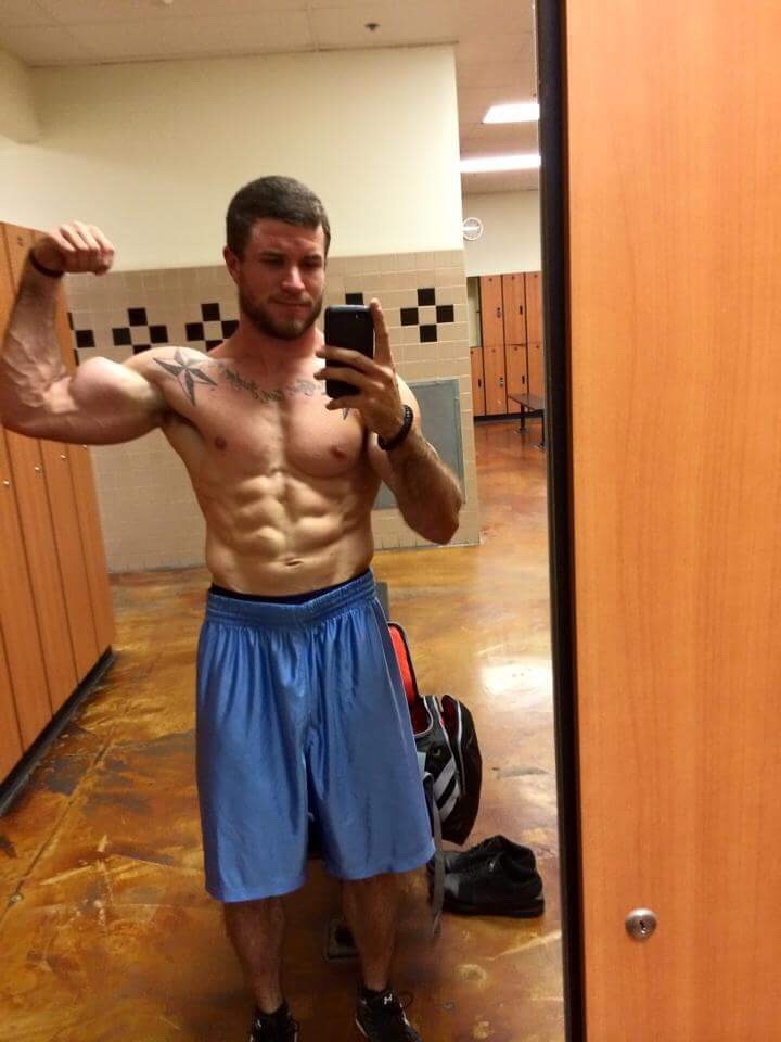 hot-shirtless-muscle-sportsmen-flexing-big-biceps-selfie