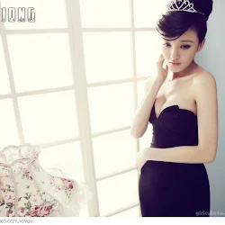 Liu Yuxin – Black Skirt Foto 1