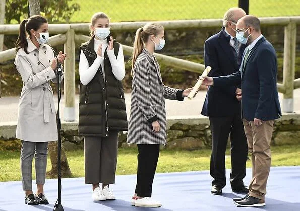 Queen Letizia wore a trench coat and cashmere sweater by Hugo Boss. Crown Princess Leonor wore a new checked coat by Springfield. Infanta Sofia