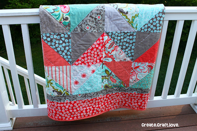 Verona Zig Zag Quilt via createcraftlove.com #quilting #sewing