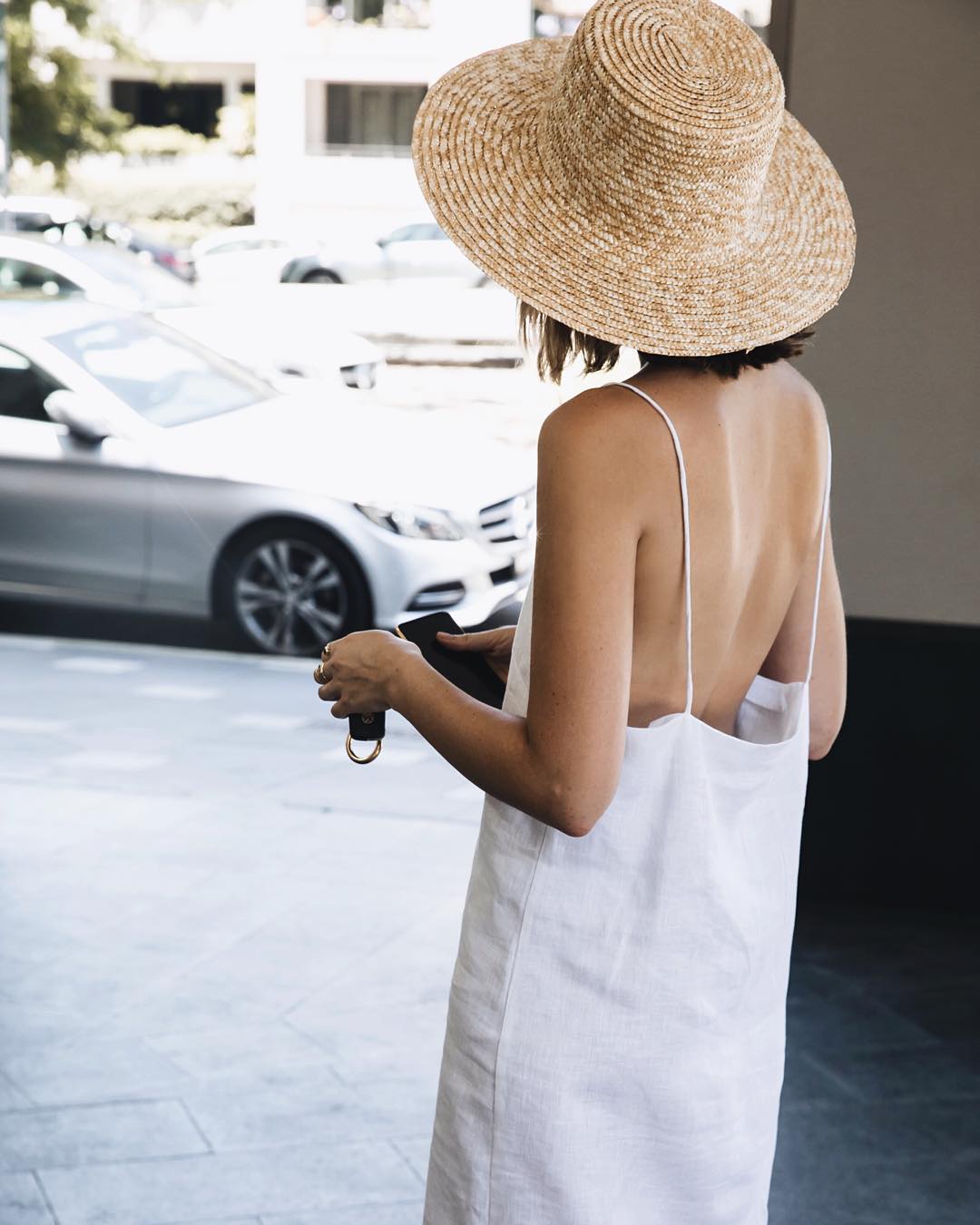 21 Breezy Sleeveless White Linen Dresses for Summer
