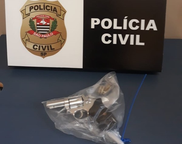 Suspeito de matar a tiros homem em Martinópolis se apresenta à polícia e entrega arma de fogo Suspeito de matar a tiros homem em Martinópolis se apresenta à polícia e entrega arma de fogo