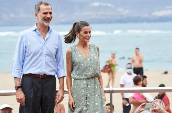 Queen Letizia wore a new textured weave dress by Zara, and a suede canvas shoe by Macarena. Lisa Angel bamboo gold hoop earrings