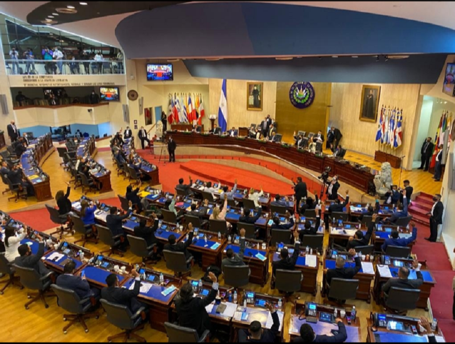 Los nuevos legisladores alzan la mano para destituir al Fiscal General de El Salvador, y a los magistrados propietarios y suplentes de la Corte Suprema de Justicia durante su primera sesión. Mayo 1, 2021 / VOA