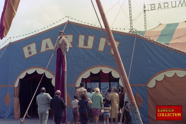 devant la tente façade du cirque Barum le géant .