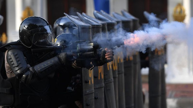 Demo tolak UU Cipta Kerja di 18 Provinsi Diwarnai Kekerasan, YLBHI: 'Polisi Melakukan Tindakan Brutal'