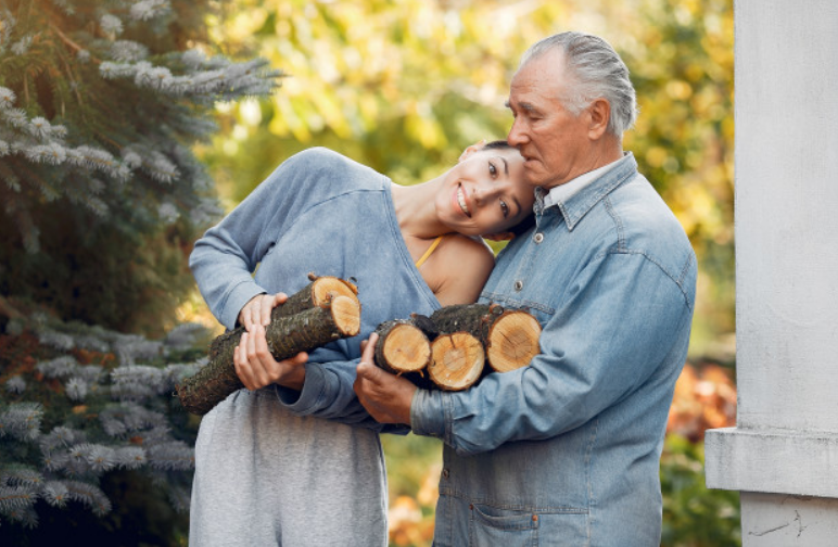 Дедушка с внучкой взрослой. Дедушка и внучка. Дедушка с внучками. Дед с внуком дрова. Дед с дровами на плечах.