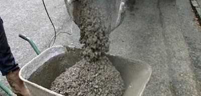 Bahan-bahan adonan untuk membuat beton cor. Apakah adonan tersebut merupakan unsur atau senyawa? Adonan tersebut merupakan campuran karena adonan beton cor terdiri atas beberapa bahan atau unsur penyusunnya seperti air, pasir, batu kerikil. Campuran dapat dibedakan menjadi campuran homogen, campuran heterogen, dan koloid, masing-masing memiliki ciri-ciri pembeda