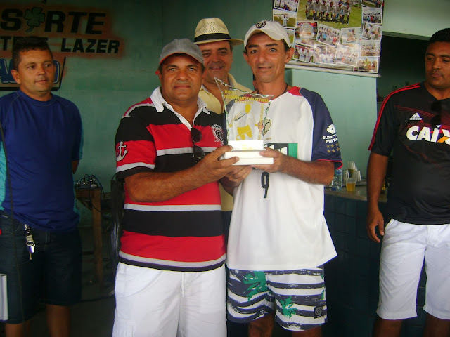 Adalto entrega o premio de craque do campeonato ao jogador Toicinho do Santa Cruz (Foto: Carlos Alexandre/EIP)