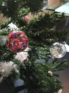 Boule de Noël perles à repasser DIY accrochée sur le sapin