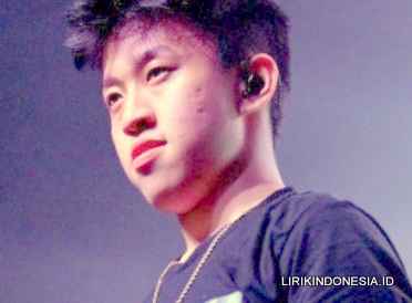 Lirik 100 Degrees dari Rich Brian