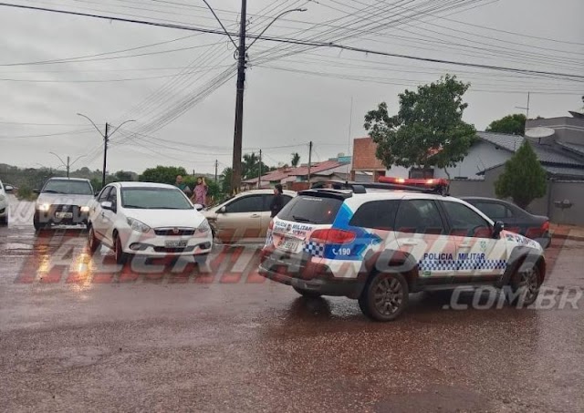 Colisão entre três automóveis é registrada nesta manhã de quarta-feira, em Rolim de Moura