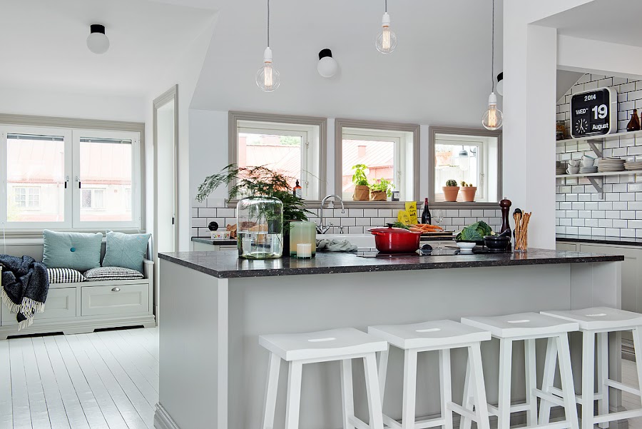 cocina abierta con barra y taburetes