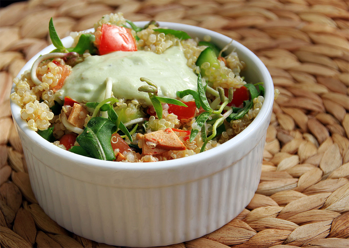 follow the vegan way ♥: Quinoa-Sprossen-Salat mit Avocadojoghurt-Dip ...