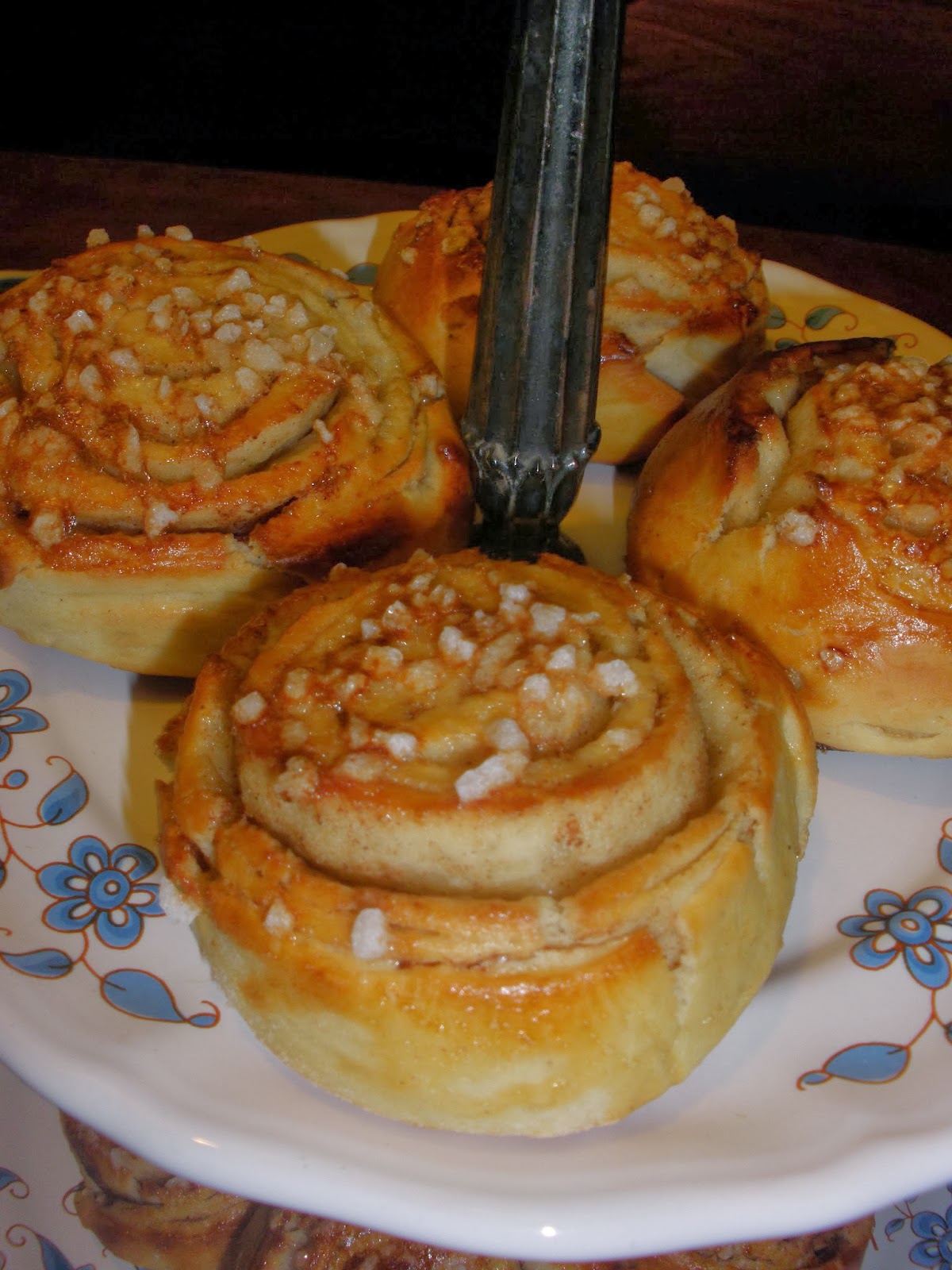 ROLLITO-DE-CANELA-CON-AZÚCAR-PERLADO